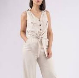 Byegreis Linen top with details on the shoulder